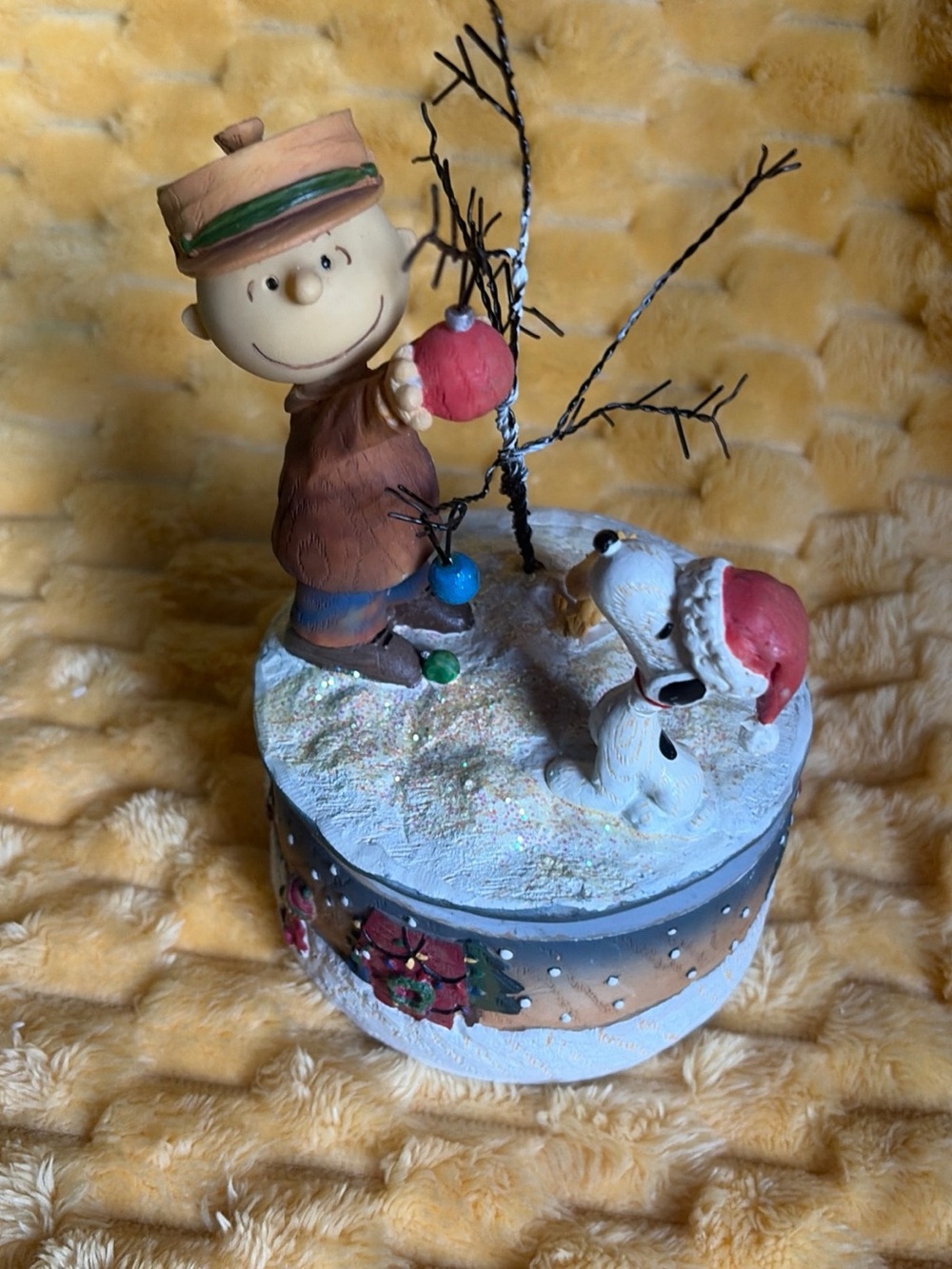 Peanuts Charlie Brown & Snoopy Christmas Holiday Figurine Music Box